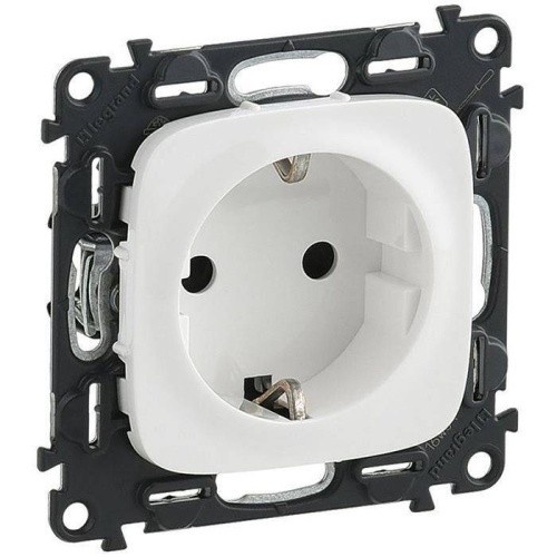 Valena ALLURE.Силовая розетка 2К+З 16А 250В с защитными шторками.Безвинтовые зажимы.С лицевой панелью.Белая